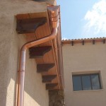detalle de canalon de cobre en fachada de vivienda