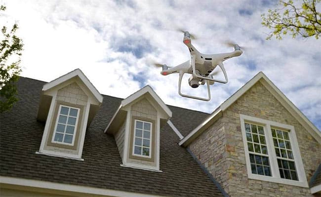 Dron sobrevolando una casa para inspección y mantenimiento de canalones